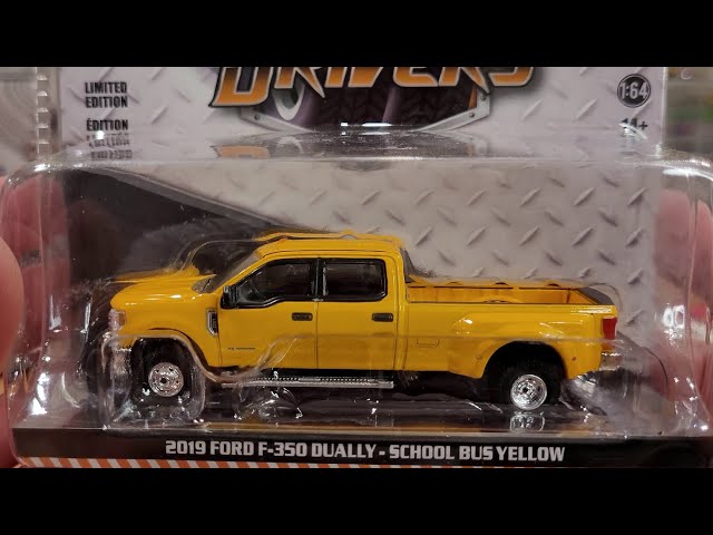 ダブルタイヤトラック 2台セット Dually Drivers Series Greenlight DUALLY DRIVERS Series 9 and Flea Market Finds