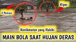 KESERUAN TINGGAL DI DESA // MAIN BOLA SAAT HUJAN DERAS