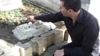 Cihan Çelik Deniz Gezmişin Mezarı Başında