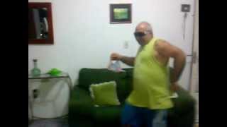 tiozinho maluco dançando psy !!!!