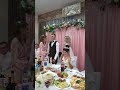 Дружки цілують нареченого весілля в Биткові Shorts Дружки цілують нареченого весілля в Биткові Shorts