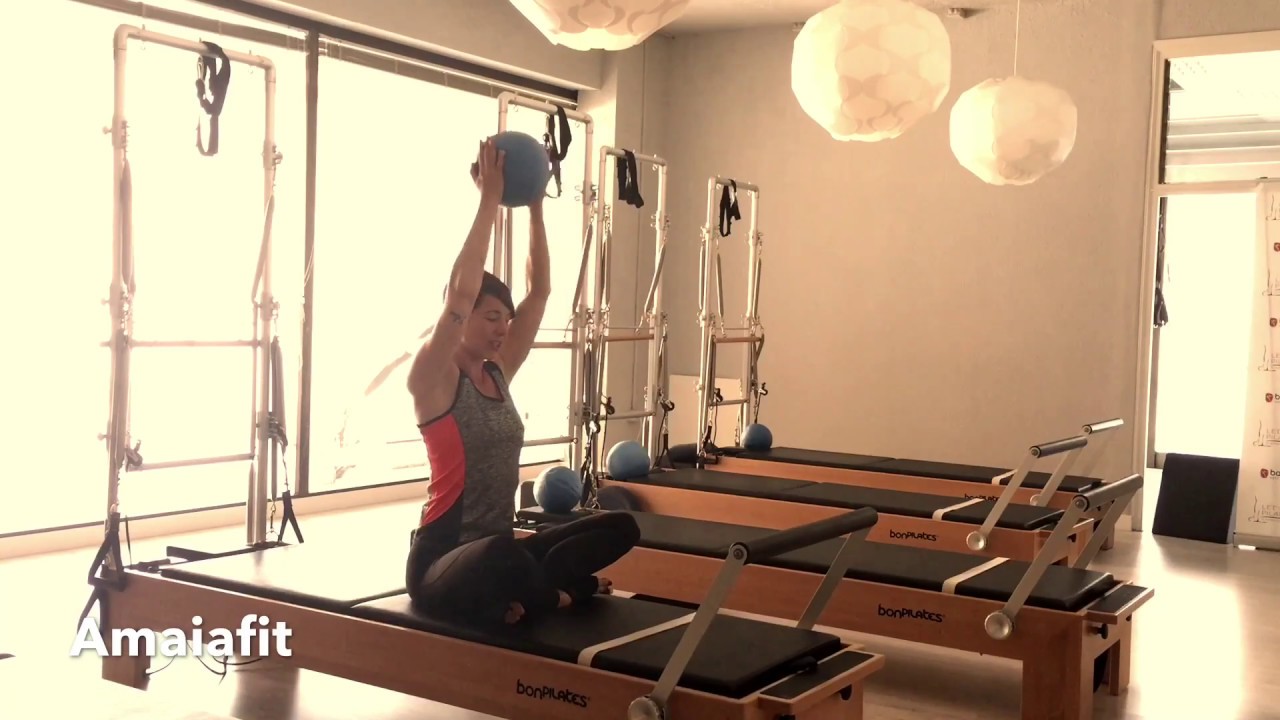 Clase pilates con pelota pequena