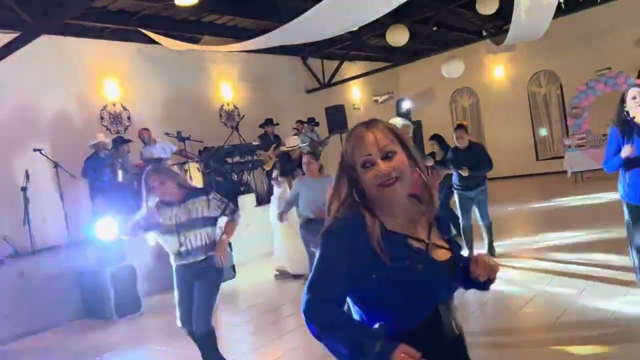 Gran fiesta bailando 🕺🎶💃con @musicalmilagroofficial ❤️🎵🎹