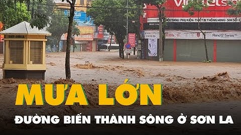 Nước chảy cuồn cuộn, đường biến thành sông do mưa lớn ở Sơn La