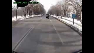 Алматы. Дыра в асфальте. Пешеход на дороге 20150128 1159