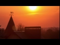 Великолепный закат над крышами домов (таймлапс).Sunset timelapse .