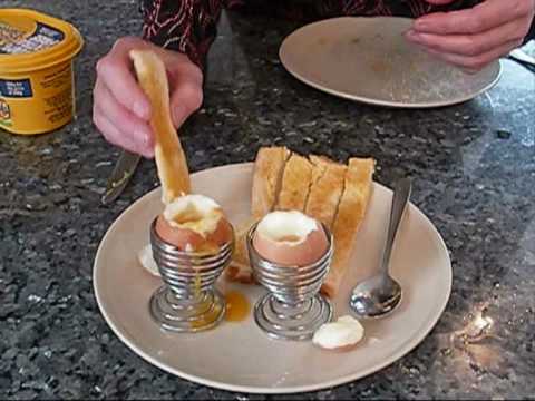 卵と兵隊 簡単 楽しい イギリスの朝ごはん Youtube