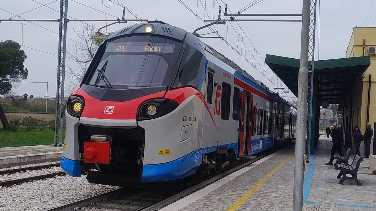 Accensione pannello luminoso Pop ETR103.038 Ferrovie del Gargano a Lucera operante il treno 423