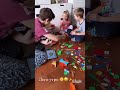 Симба собирает Lego с братьями