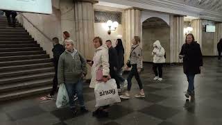 Станция метро Театральная и её обычная вечерняя жизнь с совсем без гламурными людьми подземки #metro