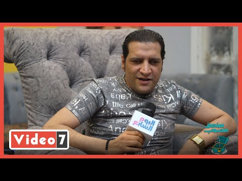 ابن شعبان عبدالرحيم الكفيف يرثي والده بأغنية مبكية