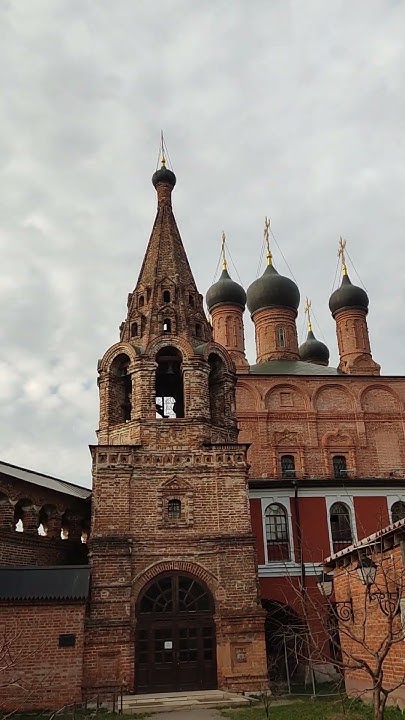 Крутицкое подворье. Успенский собор и колокольня. Москва, ул. Крутицкая ...