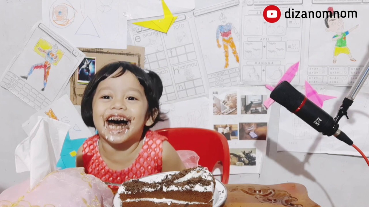  Anak kecil 2  tahun mukbang kue dizanomnom YouTube