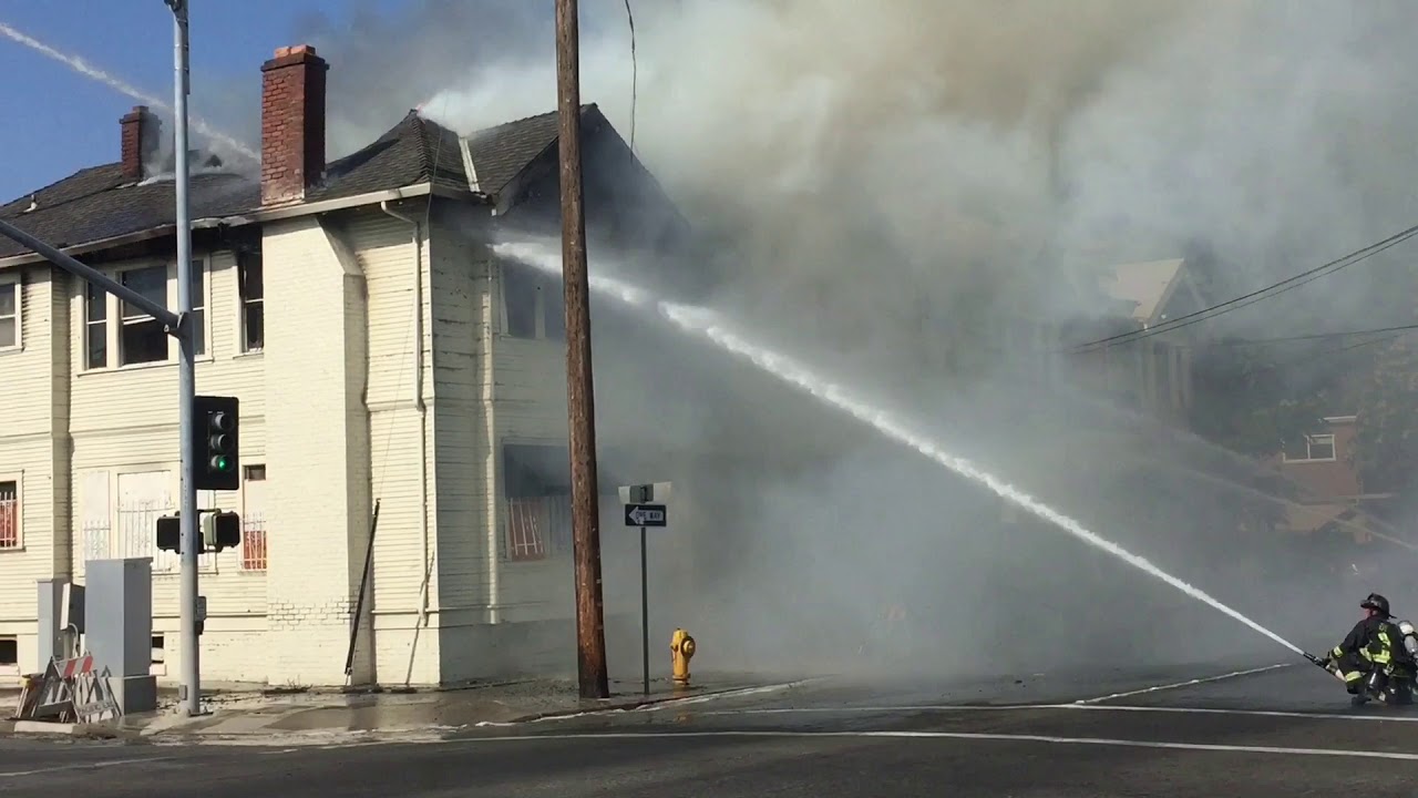 Fire damages abandoned apartment building near downtown Stockton - YouTube