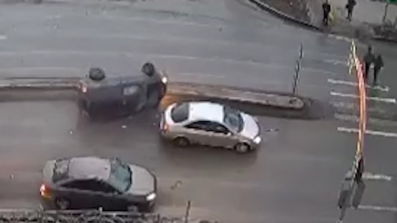Болид запнулся о бордюр и лёг на бок. Real video - YouTube