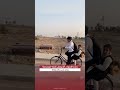 شاب يوصل أخته للمدرسة لحظة عفوية تلمس القلب