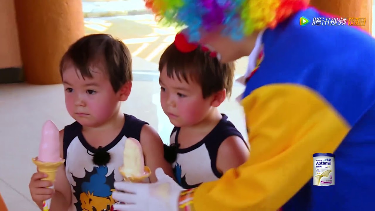 [精选花絮]混血双胞胎花式偷吃冰激凌，用手指抠一点吃 笑喷了