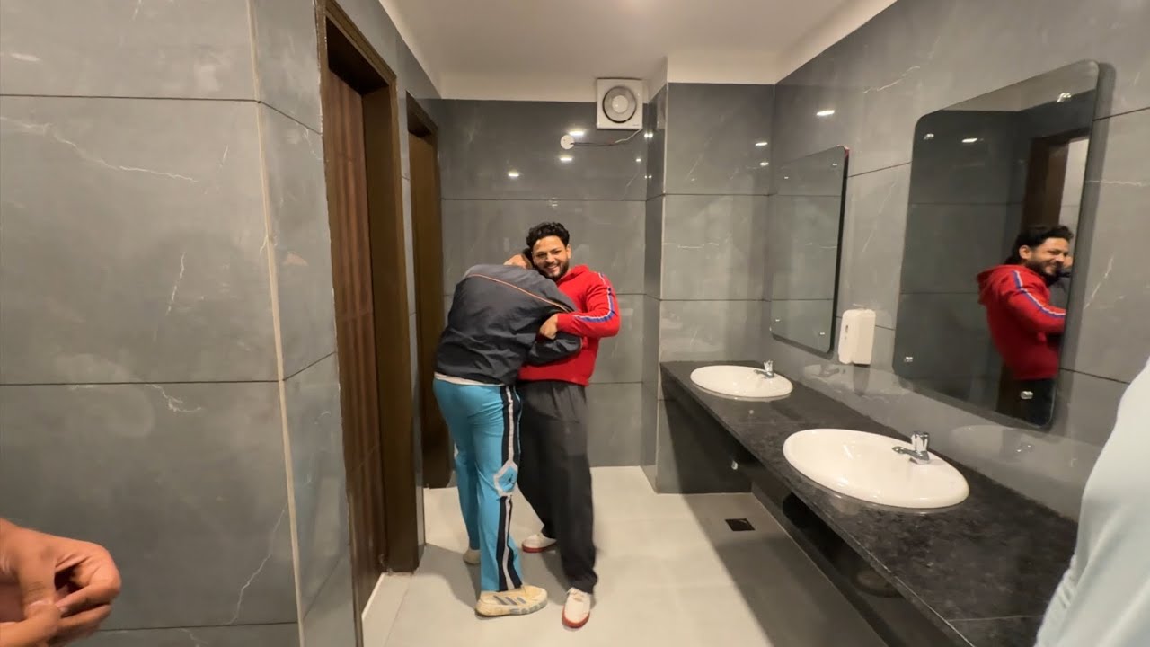 PUBLIC TOILET MEIN DOST KE SATH DEKHO KYA KIYA 😂