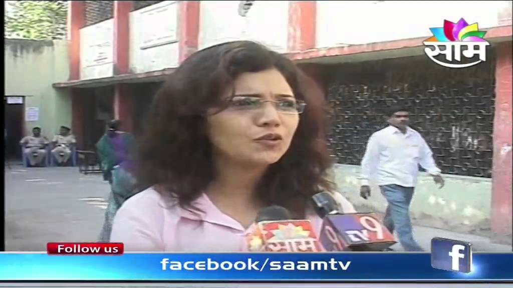 Actress Mukta Barve after voting casting her vote