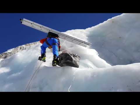 Alex Txikon superando la cascada de hielo del Khumbu (Everest)