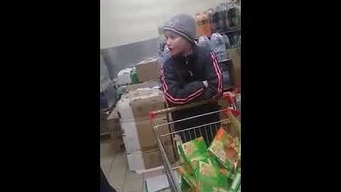 ШКОЛЬНИК ПЫТАЛСЯ УКРАСТЬ ШОКОЛАДКУ В МАГАЗИНЕ. ПОСЛЕДСТВИЯ