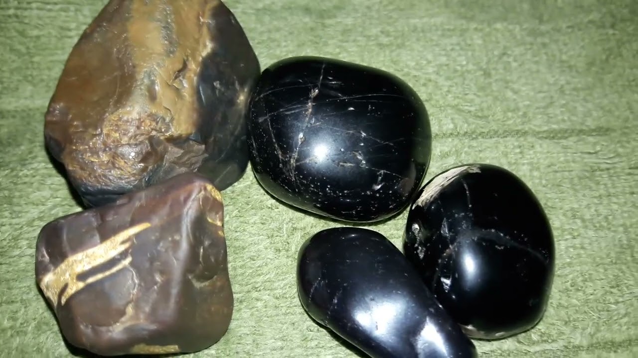 Pedra ônix bruta e roladas