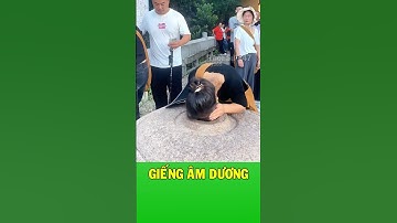 Người phụ nữ này đã không kìm được nước mắt khi nhìn xuống giếng