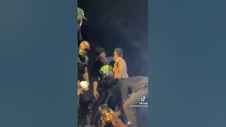 Wizkid fell on Stage @wizkid