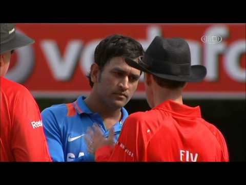 Mahendra singh Dhoni fight with Third Umpire Wrong Decision - M S Dhoni Rocks!!!