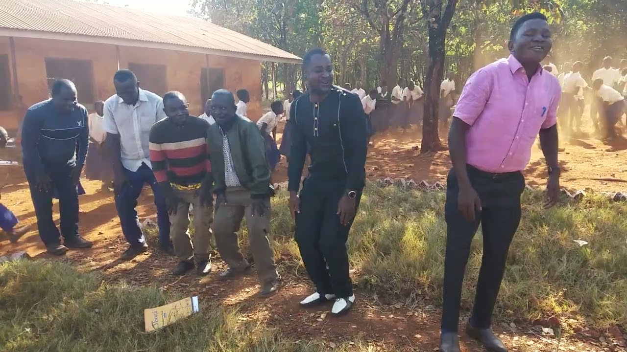 TAZAMA TEACHER YUFRESH AKIENDELELEZA HAMASA KWA WATOTO MASHULENI.WALIMU NAO WAPO KWENYE BURUDANI.🥰🥰