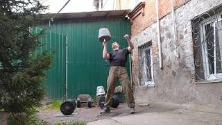 #мотивация #лютыйдед   Рывок и жим напопа самодельной бетонной гири 29 кг.