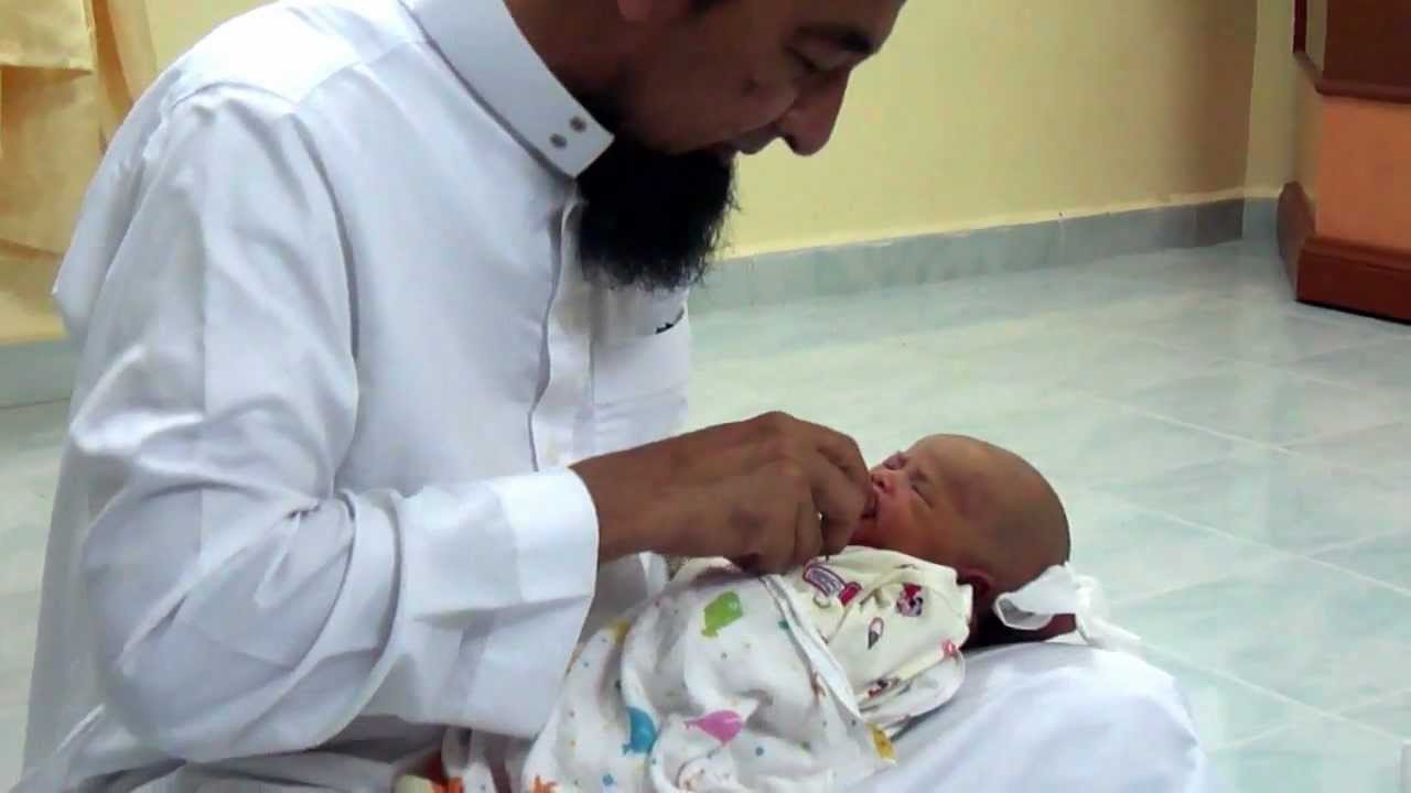 Ustaz Azhar Idrus Tahnik Bayi baru lahir. - YouTube