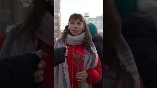 Что говорили люди, которые несут цветы в память об Алексее Навальном?