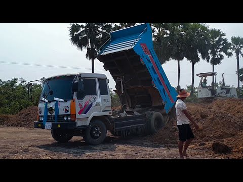 bulldozer loading truck | komatsu d20 |dump truck | 垃圾車 | कोमात्सु लोड भइरहेको ट्रक |รถบรรทุกโคม