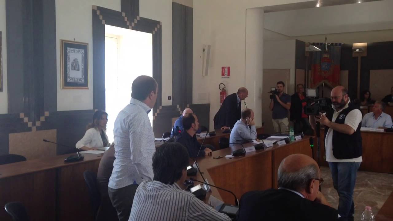 Taranto, tensione in Consiglio comunale
