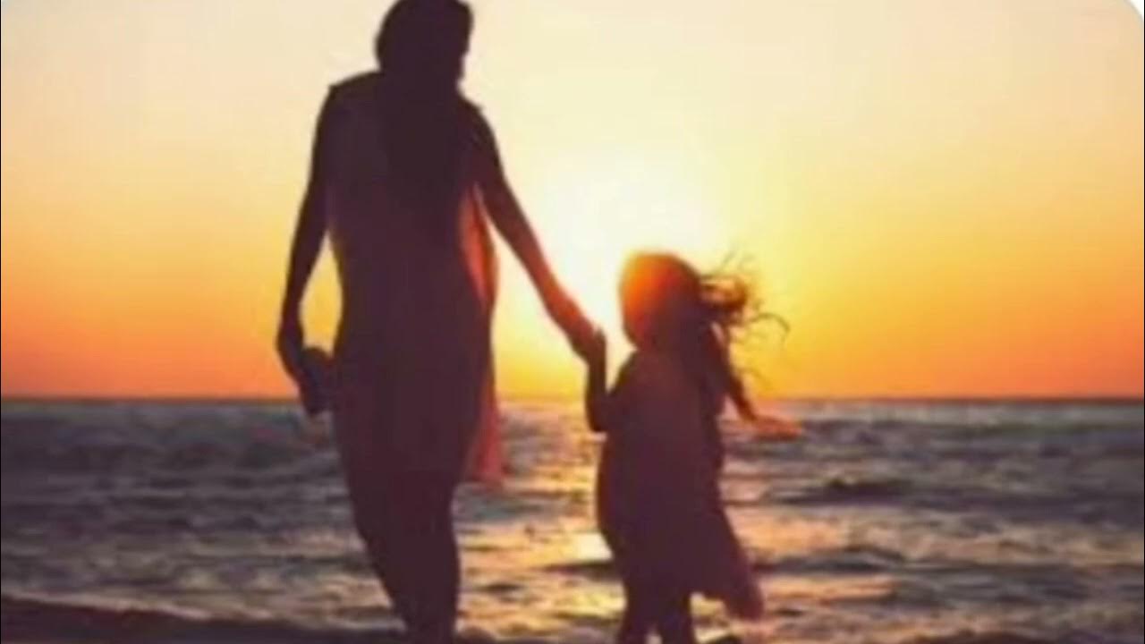 Мама дочь на берегу моря. Мама и дочь на море. Фотосессия на море мама с дочкой на закате. Мама с маленькой дочкой на пляже. Дочка на море.