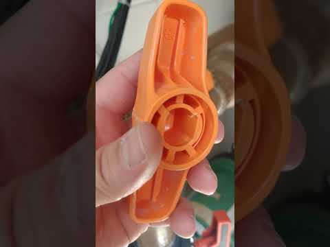 Vídeo: Como você desliga uma válvula de esfera de PVC?