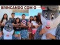 Crianças brincando e se divertindo com o Coelhinho da Páscoa♥