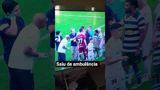 Luan Perez sai de ambulância