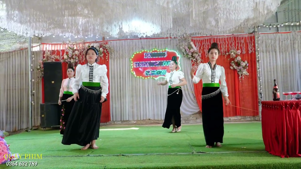 U MÊ VỚI CÁC CHỊ EM MÚA CỰC XINH ĐẸP TẠI NGÀY MỪNG TÂN GIA ANH CHỊ MINH NGA