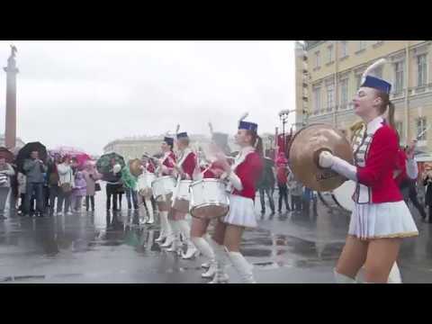 видео: Барабанщицы на параде в Петербурге