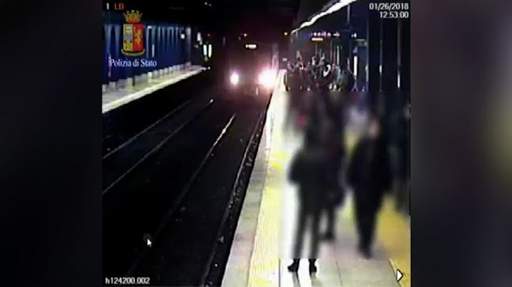 Donna gettata sotto la metro a Roma: la scena in un video