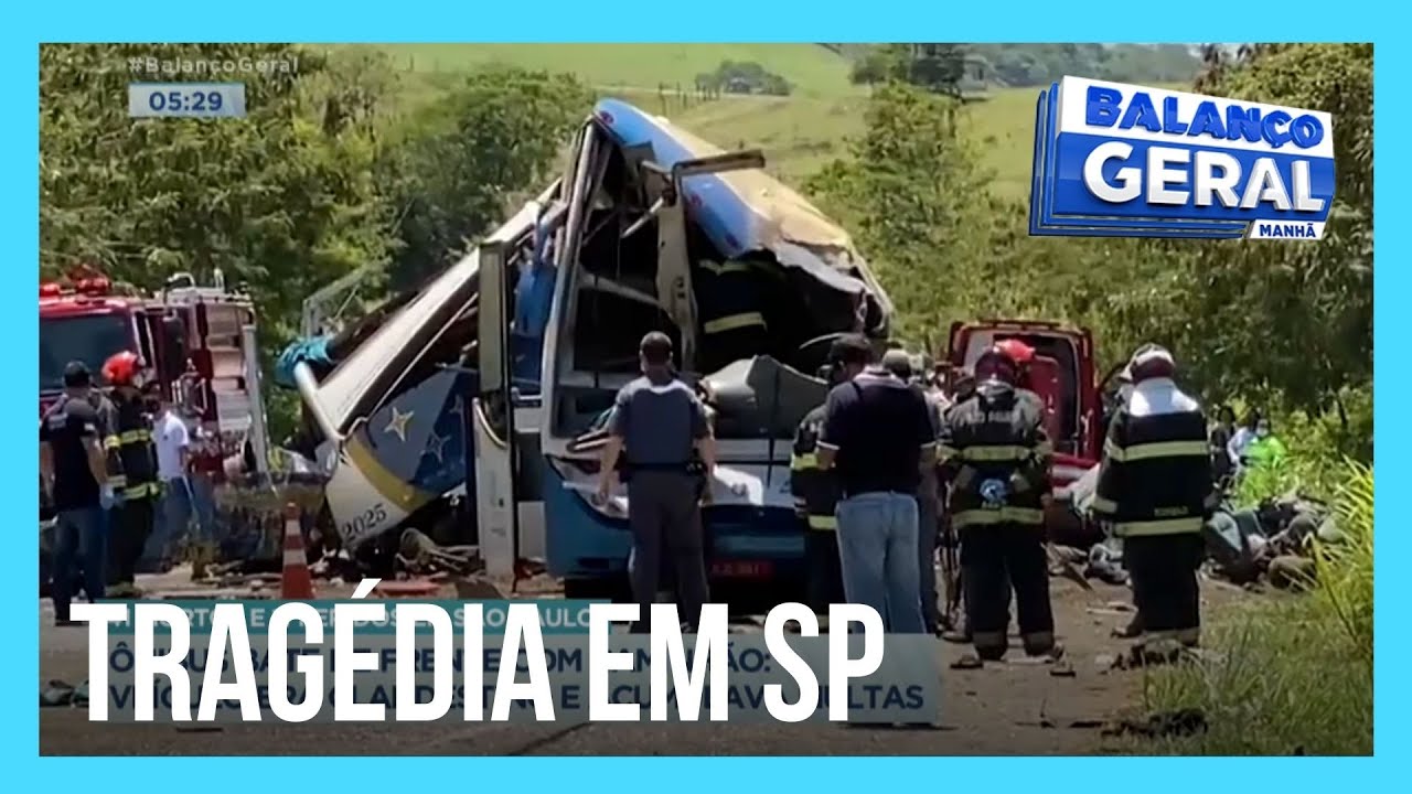 Ônibus bate de frente com caminhão e deixa 41 mortos no interior de SP