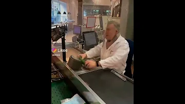 فتاة تشتري خيارة من سوبر ماركت 