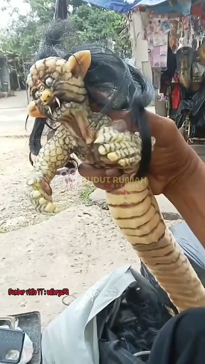 MAN HOLDING JENGLOT😧😱 #trending #shorts #creepy #horror #mystery #scary #funny #ghost