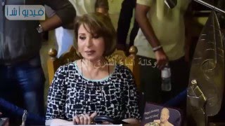 بالفيديو : بكاء الفنانة بوسي أثناء مشاهدة معرض زوجها الفنان الراحل نور الشريف