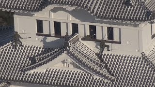 真っ白な姿で新年を 姫路城、すす払い