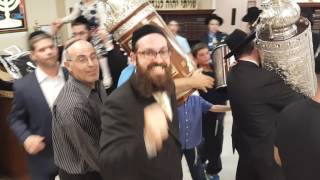 הכנסת ספר תורה, ושירים לשמחת תורה, בוורגיניה ביץ.