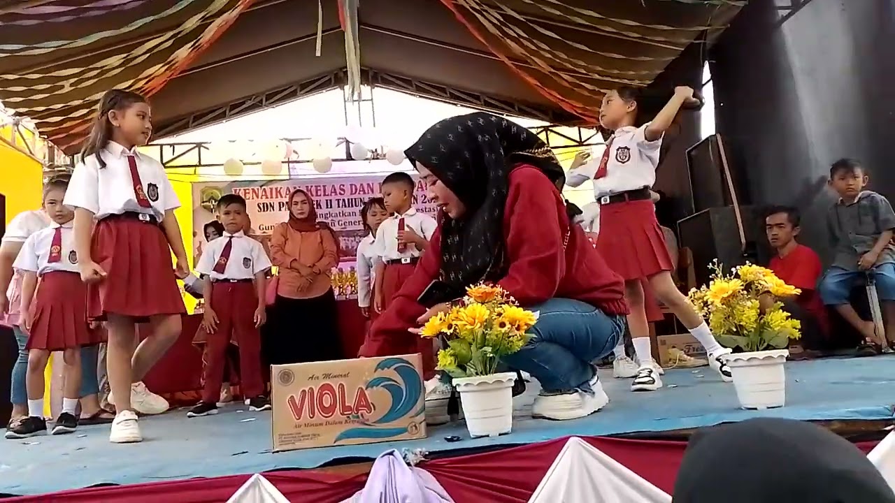 Tari Guruku Tersayang Siswa Kelas II SDN Padarek II