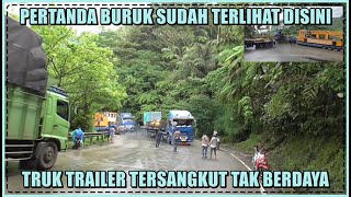 Mencekam, Detik Detik Truk Trailer Muatan Crane Puluhan Ton Tersangkut Tak Berdaya di Sitinjau Lauik